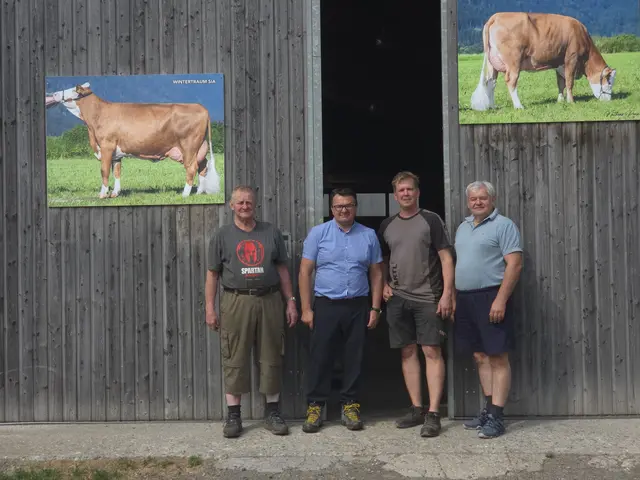 Von Links nach Rechts:  Altbauer Johann Kofler, Hans Egger Grünlandexperte LK- Kärnten, Landwirt und Betriebsführer Herwig Kofler, Rudolf Kommetter Leiter LK- Kärnten Außenstelle Bezirk  | Foto: MeinBezirk/Eduard Kummer
