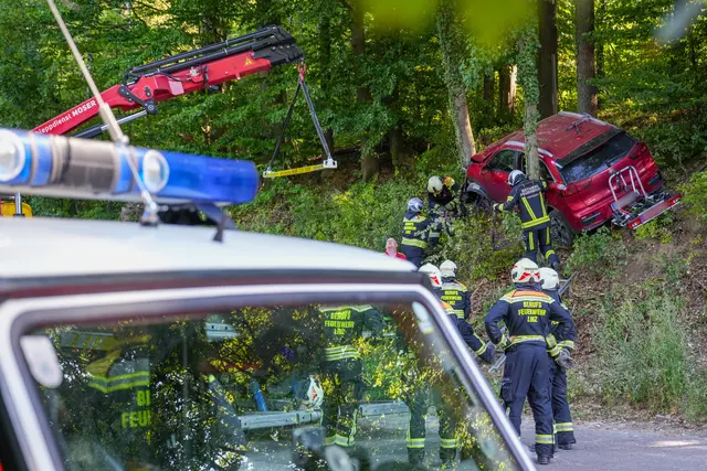 Der Mann lenkte das Auto aus dem Gefahrenbereich. | Foto: FOTOKERSCHI / MARKUS HAUSER