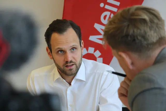 Noes Oberösterreich-Landessprecher Felix Eypeltauer im Gespräch mit MeinBezirk OÖ-Chefredakteur Thomas Winkler: "google in Kronstorf ist standortrelevant. Denn entgegen der vielen emotionalen Parolen, die hier herumgeistern, werden österreichische Unternehmen auf Rechnenleistung zugreifen können, die DSGVO-konform ist. " | Foto: MeinBezirk/Ingo Till
