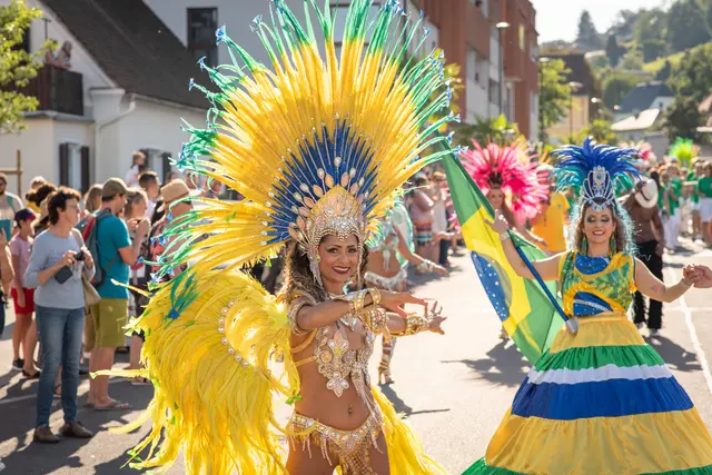 Die Tänzerinnen und Tänzer aus unterschiedlichen Samba-Gruppen sorgen für den südamerikanischen Flair. | Foto: Samba Festival