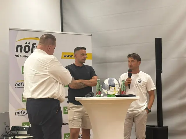 In der Mitte: Matej Mitrovic. | Foto: Bernd Dorner