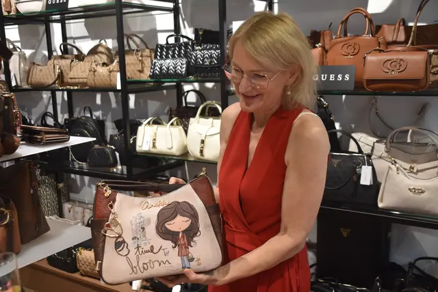 Alexandra Prikler mit einer schmucken "anekke"-Tasche. | Foto: MeinBezirk/Michael Strini