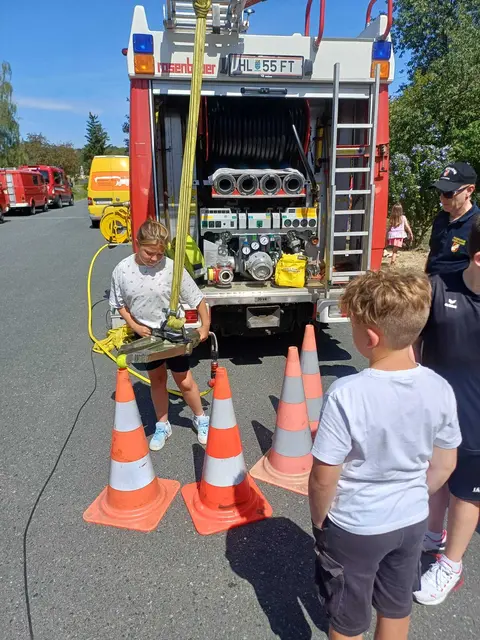 Den hydrauschlischer Spreizer durften die Kinder versuchen. | Foto: arbes