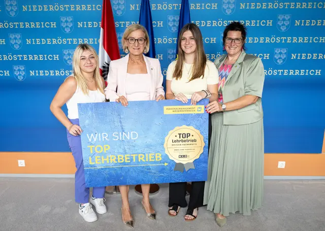 Jennifer Lugbauer, Landeshauptfrau Johanna Mikl-Leitner, Lisa Leitgeb und Personalchefin Verena Krammer | Foto: NLK Burchhart