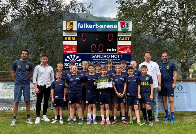 Stefan Weißensteiner (Nachwuchstrainer); Sandro Nott (Helvetia Vertriebs-Partner der SOLIDA Consulting), Jörg Scheriau (Verkaufsleiter im Exklusivvertrieb Region Süd bei Helvetia), Daniel Bacher (Nachwuchstrainer), mit den Jungkickern vom FC Reichenau/Falkert (von links)

 | Foto: Helvetia