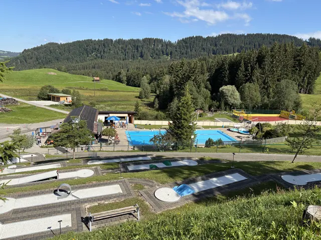Blick auf die Freizeitanlage in Jungholz mit Minigolf, Spielplatz, Schwimmbecken und Ballsportanlage. Ein Bistro ergänzt das Angebot. | Foto: MeinBezirk/Günther Reichel