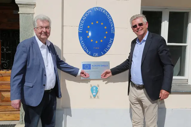 Seit 2021 weist eine Tafel am Europahaus Klagenfurt auf das Informationszentrum EUROPE DIRECT Kärnten hin. Dieses bleibt nun bis 2030 bestehen. (Archivfoto) | Foto: LPD/Wajand