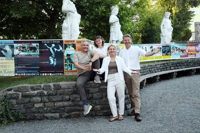 Ein Vierteljahrhundert "hiesige &amp; dosige": Wolfgang Helm, Hannah Scherrer, Gudrun Vösenhuber und Hubert Seiringer im Schlosspark in Wieselburg | Foto: weinfranz.at/halle2