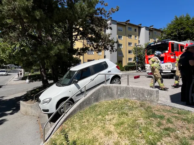 In Hall landete ein Pkw auf einer Fußgängerstiege, in Strass im Zillertal wurden zwei Radfahrer bei einer Frontalkollision verletzt. | Foto: ZOOM.TIROL