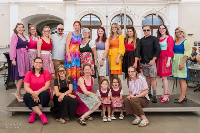 "Feiner Zwirn" aus der Braustadt Wieselburg: Modedesignerin Erika Cholpová (5.v.l.,h.) mit ihren Models im Töpperschloss Neubruck | Foto: Gerhard Kisser/Foto-WorX.at