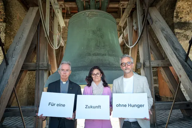 Weihbischof Hansjörg Hofer gemeinsam mit Caritas Leitung Andrea Schmid und Kurt Sonneck | Foto: Erzdiözese Salzburg (eds)/Hiva Naghshi