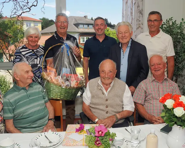Orts-Obfrau Taiskirchen Notburga Botz, Bezirksobmann Ried Walter Nömaier, Bürgermeister Markus Gadringer, Landesobmann LH a.D. Dr. Josef Pühringer, Altbürgermeister Johann Weirathmüller, vorne v.l.: Ferdinand Zehetner (Bewohner im betreubaren Wohnen), Jubilar Felix Seifried, Günter Steinkogler von der Ortsgruppe Taiskirchen. | Foto: OÖ Seniorenbund
