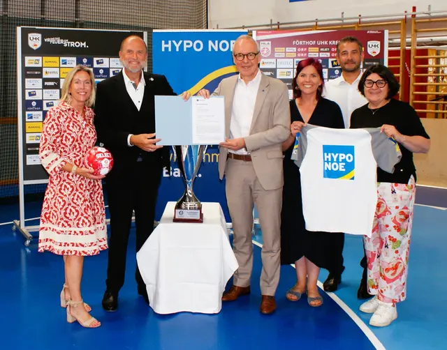 Gemeinsam für den Handballsport: UHK-Präsident Bernhard Lackner (2.v.li.) und HYPO NOE Vorstand Wolfgang Viehauser (3.v.li.) mit dem Team der HYPO NOE bei der Verlängerung der Partnerschaft | Foto: em
