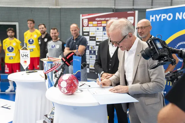 HYPO NOE Vorstand Wolfgang Viehauser unterschreibt die neue Sponsorvereinbarung mit dem UHK | Foto: HYPO NOE / Herbst