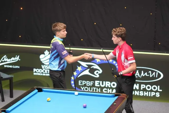 Yannik Putzer (rechts) beim Shakehands mit Maks Benko | Foto: BC Saustall Fieberbrunn