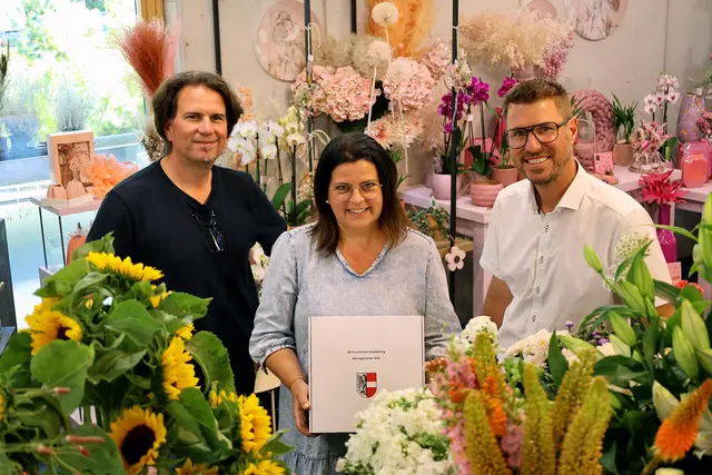 Bgm. Christian Härting und Wirtschaftsausschussobmann GV Alexander Schatz besuchten die neue Filiale von Blumen Calovini in der Saglstraße und gratulierten Filialleiterin Sylvia Burgstaller zur gelungenen Betriebsübernahme. | Foto: MG Telfs/Pichler