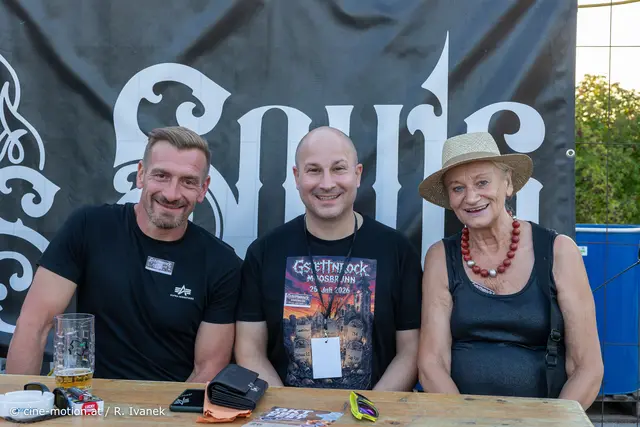 Thomas Buchberger (Vizebürgermeister Rauchenwarth), Paul Frühling (Bürgermeister Moosbrunn) und ein besonderer Groupie aus Rauchenwarth (vlnr). | Foto: cine-motion.at / R. Ivanek