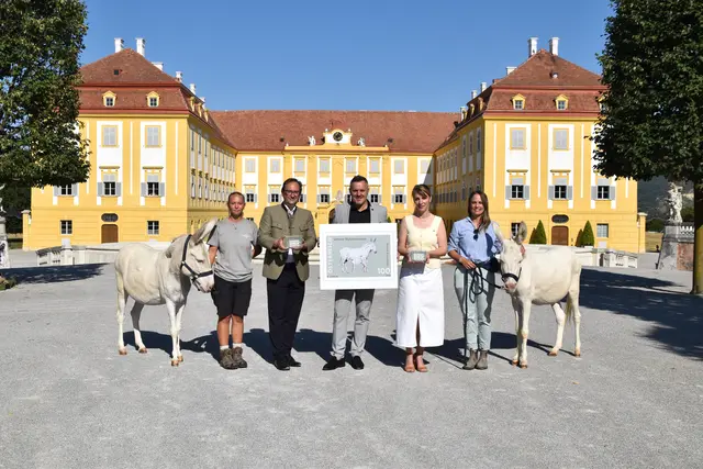 Eselstute Lara von Schloss Hof, Emely Hanke, Tierpflegerin auf Schloss Hof, Andreas Minnich, Abgeordneter zum Nationalrat in Vertretung von Landeshauptfrau Johanna Mikl-Leitner, Klaus Panholzer, CEO/Geschäftsführer, Schönbrunn Group, Patricia Liebermann, Leiterin Philatelie, Österreichische Post, Katharina Tschann, zoologische Leiterin der Tierwelt auf Schloss Hof, Präsidentin des Vereins zur Erhaltung der Weißen Barockesel, und Eselstute Anneliese Neusiedlersee, Mutter von Lara von Schloss Hof. | Foto: Claudia Bräuer