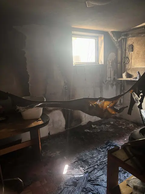 Der Brand hinterließ Schäden im Keller des Wohnhauses. | Foto: FF Kautzen