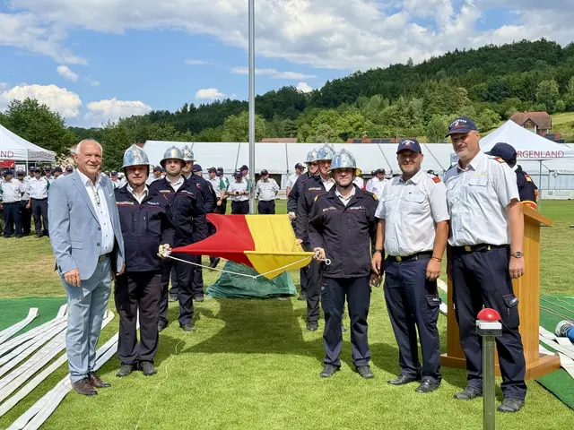 Stolz auf die reibungslose Abwicklung der Landesfeuerwehrbewerbe: Bgm. Wolfgang Sodl (links), Kommandant Romeo Malits (2. von rechts), Landeskommandant Franz Kropf (rechts). | Foto: Landesfeuerwehrverband Burgenland