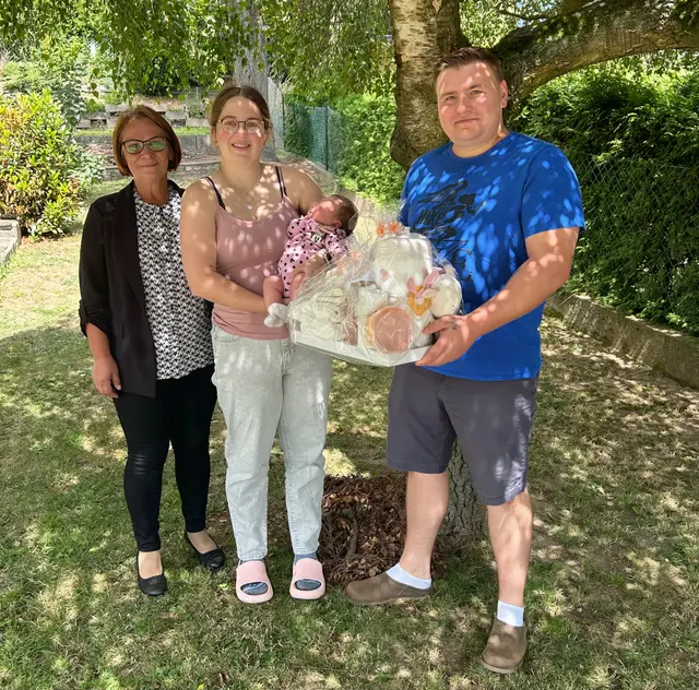 Dragica Marjanovic sowie die glücklichen Eltern Flora Mira Seitner und Angelo Hrdlicka mit ihrer Tochter Melina | Foto: Marktgemeinde Dietmanns