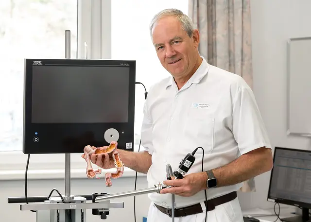 Primar Wolfgang Schlosser weiß genau: Man muss genau hinsehen, um gute Arbeit erbringen zu können. | Foto: Fotostudio René