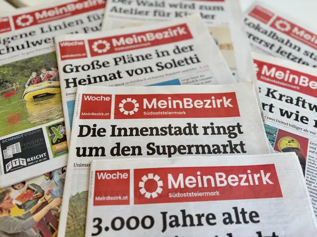 Viele Zeitungen mit regionalen Schlagzeilen sind zu sehen.