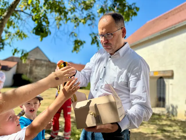 Bei Temperaturen von knapp 40 Grad schlüpfte Bürgermeister Christian Krottendorfer wieder in seine beliebte Sommerrolle als „Eis-Meister“. | Foto: Markus Kahrer