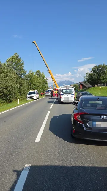Feuerwehr und Rettungsdienst stehen derzeit bei dem Unfall im Bereich der Tierkörpersammelstelle im Einsatz. | Foto: Obwaller