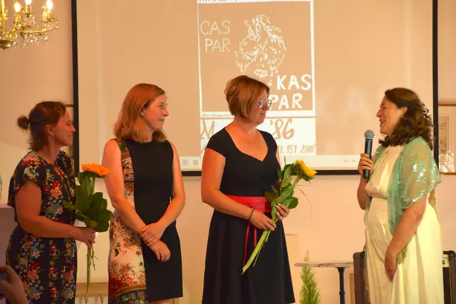 Glückwünsche an die beiden "neuen" auch von Katharina Ferner (rechts).