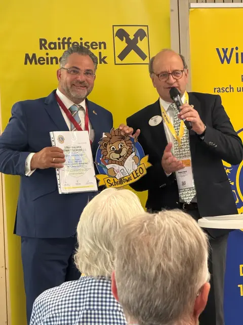 Ralph Potzinger (li.) nimmt die Auszeichnung für den Lions Club Bad Hall entgegen. | Foto: LC Bad Hall 