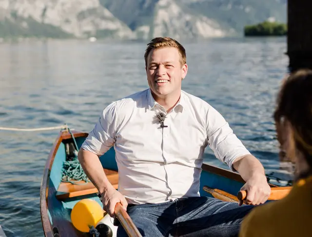 Landesrat Stefan Kaineder rät vor dem Ausleihen eines Bootes zum Preisvergleich. | Foto: Land OÖ