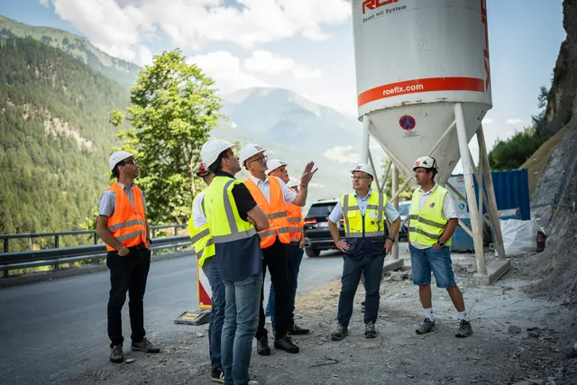 LH Anton Mattle lässt sich die Besonderheiten des Bauvorhabens erklären. | Foto: Land Tirol/Fitsch