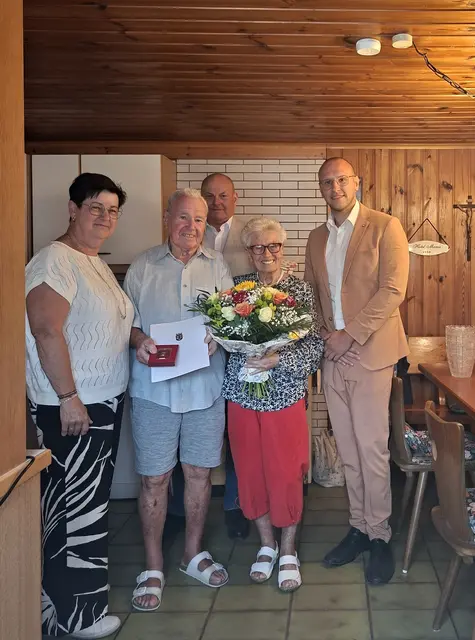 Vizebürgermeisterin Karoline Gumpinger, Willibald und Hedwig Schiel, Daniel Tiroch und hinten Martin Hammermayer. | Foto: Marktgemeinde Hof am Leithaberge