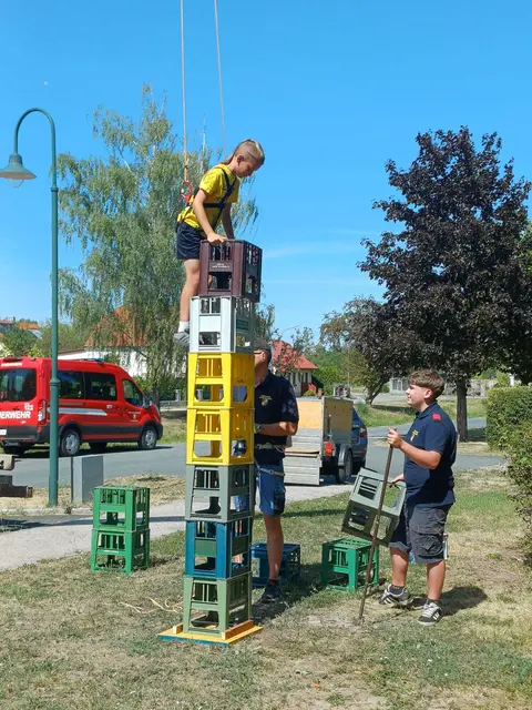 Geschicklichkeit: Adrian beim Kistenklettern. | Foto: arbes