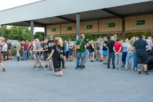 Stehtische und Sitzbänke mit Tischen im hinteren Bereich - keine Gerüche nur Rockmusik. | Foto: cine-motion.at / R. Ivanek