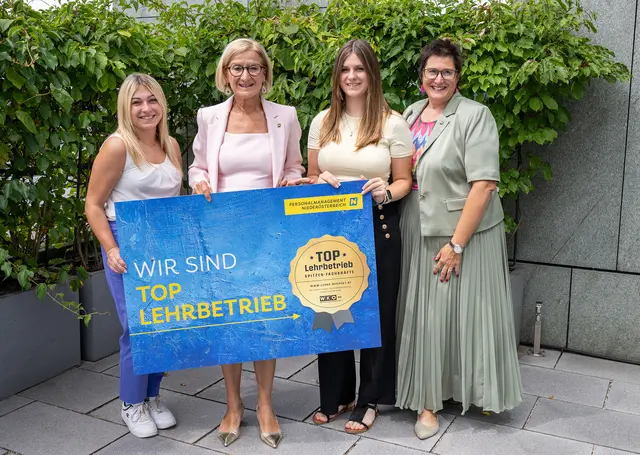 Landeshauptfrau Johanna Mikl-Leitner gratulierte den erfolgreichen Lehrlingen Jennifer Lugbauer und Lisa Leitgeb gemeinsam mit Personalchefin Verena Krammer zum Sieg beim Wettbewerb „Jugend Innovativ“. | Foto: NLK Burchhart
