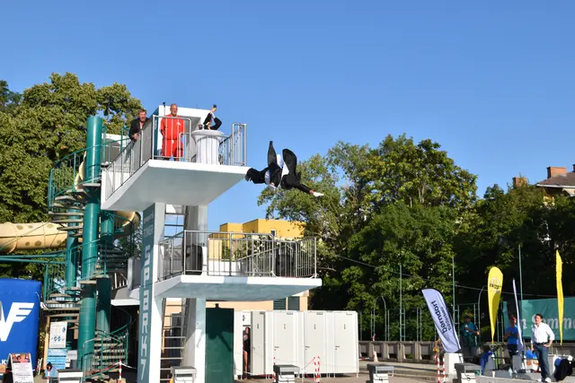Titelbilder der Woche: Beim 100. Geburtstagsfest des Thermalstrandbades Baden wiederholte der Enkel von Klara Bornett ihren Eröffnungssprung im Jahr 1926. | Foto: Mirjam Preineder