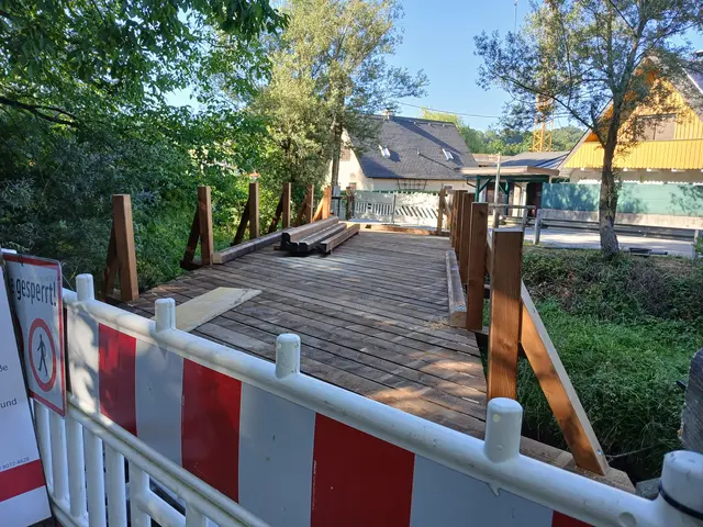 Sanierung der Alterbach-Brücke in der Samstraße: Das Straßen- und Brückenamt tauscht derzeit schadhafte Holzbauteile der Alterbach-Brücke aus.  | Foto: Stadt Salzburg