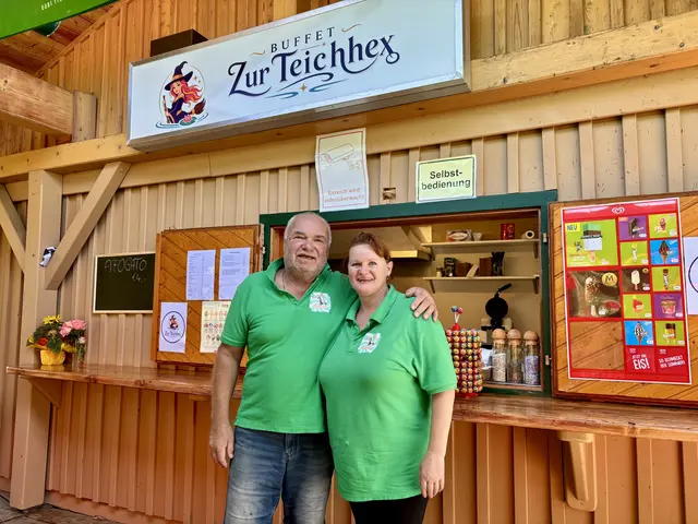Sybille Rinner und ihr Mann Herbert betreuen das Buffet "zur Teichhex". 