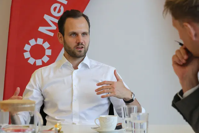 Neos Oberösterreich Landessprecher Felix Eypeltauer im Interview mit MeinBezirk OÖ-Chefredakteur Thomas Winkler: "Ich verstehe jeden, der sich früher oder später der FPÖ zuwendet. Einerseits aus Misstrauen den anderen Parteien gegenüber. Andererseits – und da ist auch bei uns Neos ein Fehler –, weil die Politik zu lange die Botschaft vermittelt hat: Wenn Du mit Migration oder Integration ein Problem hast, bist du ein schlechter Mensch. Das war ein extremer Fehler und eine Abgehobenheit." | Foto: MeinBezirk/Ingo Till