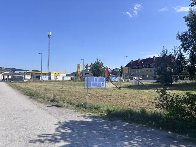 Auf diesem freien Grundstück bei der Bahnhofskreuzung errichtet Raiffeisen den Holzbau "esagono". | Foto: MeinBezirk/Gernot Fohler