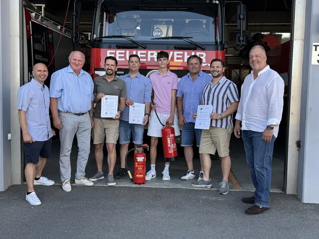 Feuerwehrkommandant Wolfgang Ernst, Alexander Berger-Pokorny, Markus Steinberger, Julian Berger, Vizebgm. Manfred Mitzl, Dominik Kronsteiner (Privatperson) und Sicherheitsgemeinderat Thomas Haidegger nach der Ehrung. | Foto: Marktgemeinde Himberg