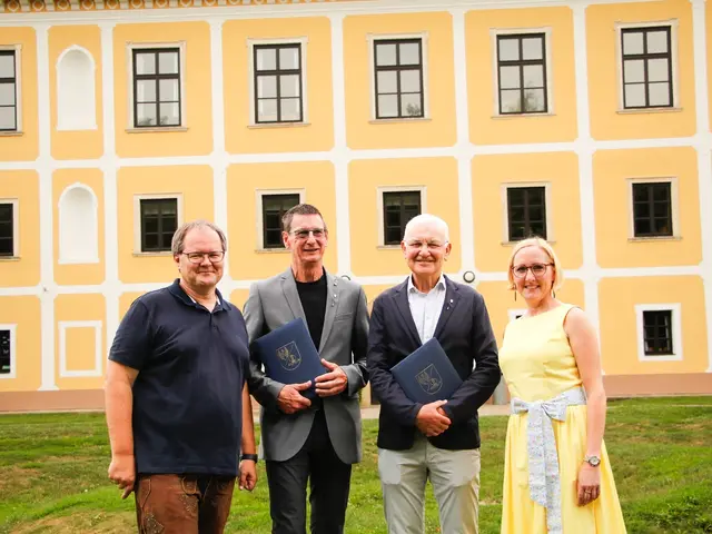 Vizebürgermeister Gerhard Ully (l.) und Bürgermeisterin Elke Halbwirth bedanken sich bei Gerfried Reiterer und Manfred Manninger für ihren Einsatz.  | Foto: Gem. Gleinstätten