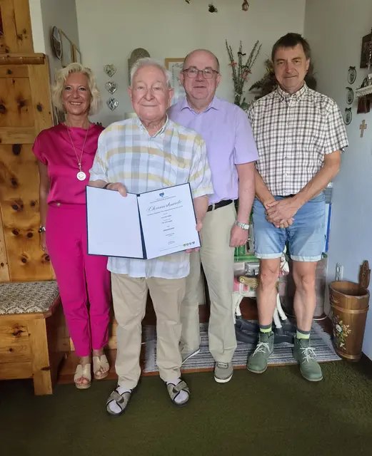 Tochter Petra, Jubilar Kurt Höferl, Bürgermeister Johann Laa, Vizebürgermeister Ernst Grassl | Foto: Marktgemeinde Trautmannsdorf/Leitha