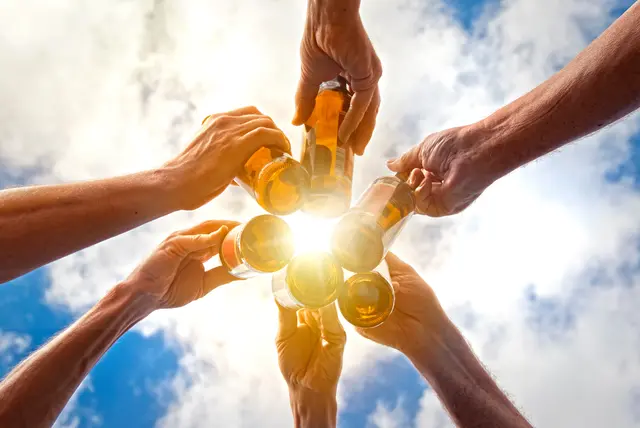 Am 7. August wird weltweit angestoßen. | Foto: stock.adobe.com/Tom Bayer