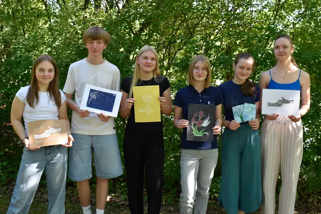 Katja, Simon, Larissa, Anna, Clara-Benedicta und Miriam präsentieren die Motive für die Kondolenzkarten. | Foto: Landesklinikum Korneuburg-Stockerau-Hollabrunn