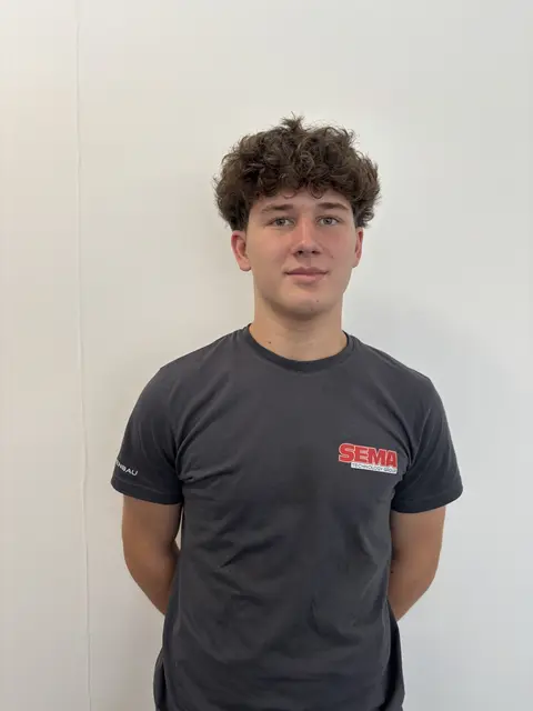 Luca Bammer wohnt in Ebensee, ist 17 Jahre alt und absolviert aktuell bei Sema Maschinenbau im ersten Jahr die Lehre zum Maschinenbautechniker.