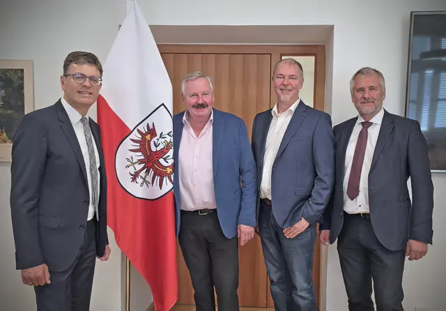 Die neue Gemeindeführung in Gerlos wurde angelob (v.l.): BH Michael Brandl, Bgm Martin Kammerlander, Bgm-Stv Dietmar Tschugg und ehemaliger Bgm Andreas Haas. | Foto: Land Tirol/Hotter