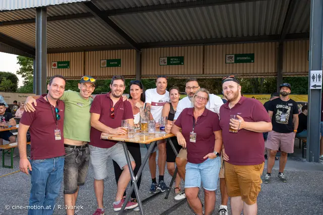 Gruppe dunkelrote Leibchen "Saustoimusi"aus Moosbrunn - eine Gruppe von 10 Mitgliedern spezialisiert auf Böhmisch/mährische Blasmusik.  | Foto: cine-motion.at / R. Ivanek
